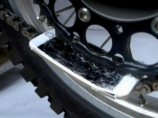 視頻：虐機新招 iPhone 6s與摩托車齒輪博弈
