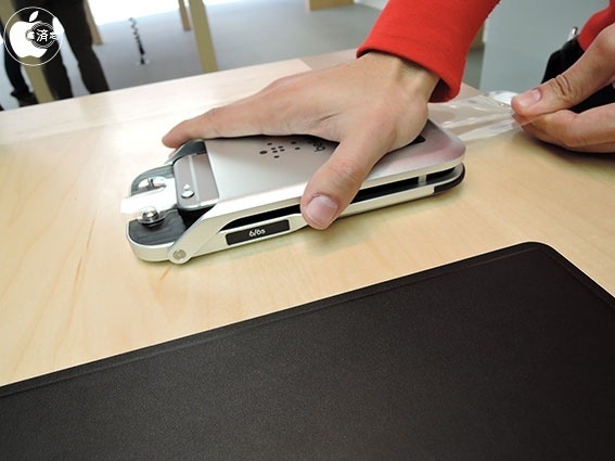 蘋果店推免費貼膜服務了，不過買個膜要230塊