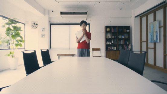 日本發(fā)明自動(dòng)泊“椅”，輕拍掌椅子便能整齊歸位