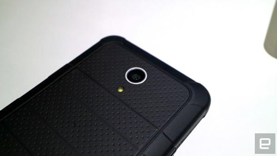 京瓷再推神機，太陽曬三分鐘可通話一分鐘