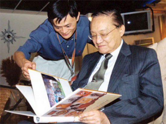 生日禮也玩眾籌，馬云攜淘寶為金庸92歲祝壽