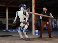 視頻：最強(qiáng)直立行走機(jī)器人Atlas 可以拿來(lái)隨意調(diào)戲