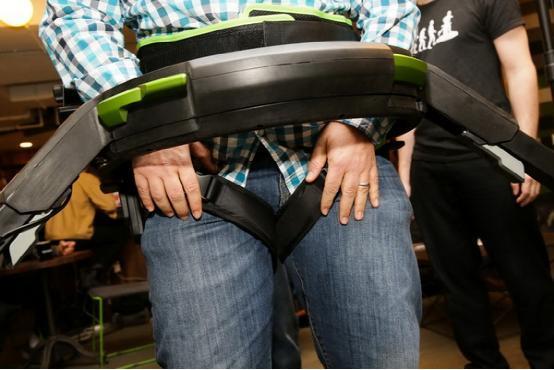 VR頭盔玩游戲不夠爽？加個(gè)虛擬現(xiàn)實(shí)跑步機(jī)試試