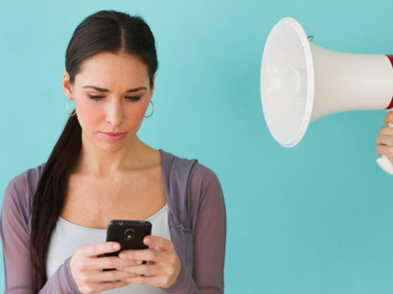 玩手機(jī)時(shí)聽不到周圍聲音？因?yàn)橐曈X比聽覺重要