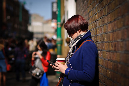 玩手機(jī)時(shí)聽不到周圍聲音？因?yàn)橐曈X比聽覺重要