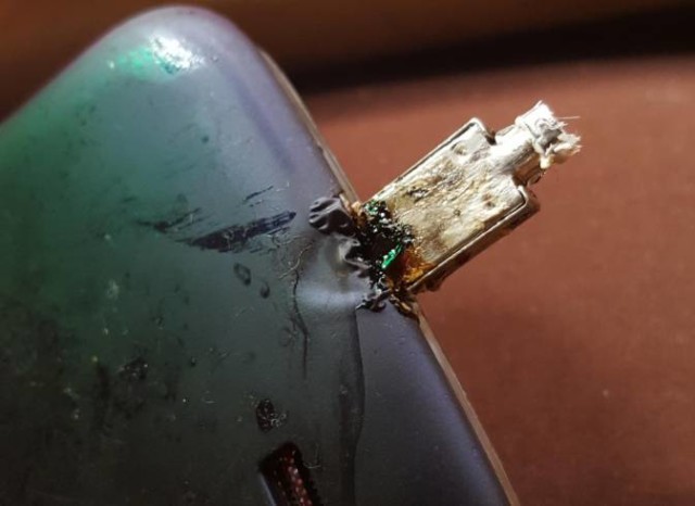 給三星Galaxy S4用快充，結(jié)果竟然燒焦融化了......