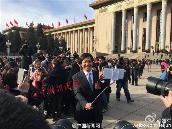 再次成功搶鏡 雷軍兩會(huì)又用小米玩自拍