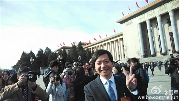 再次成功搶鏡 雷軍兩會(huì)又用小米玩自拍