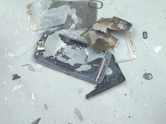 視頻:三星Galaxy S7挑戰(zhàn)-196℃液態(tài)氮,結(jié)果嚇人!