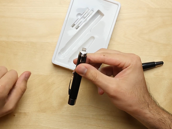 iPhone必備好物？這款移動(dòng)電源像支筆