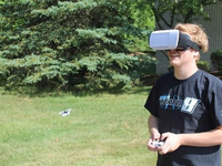 第一視角開飛機(jī)！這臺無人機(jī)身材好迷你