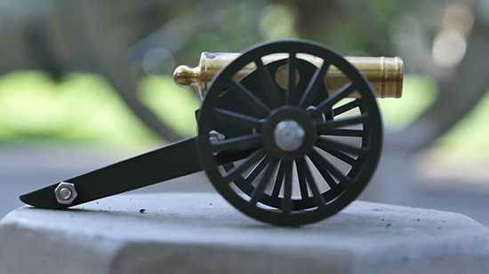 用加農炮轟iPhone SE屏幕 結果讓人驚呆了