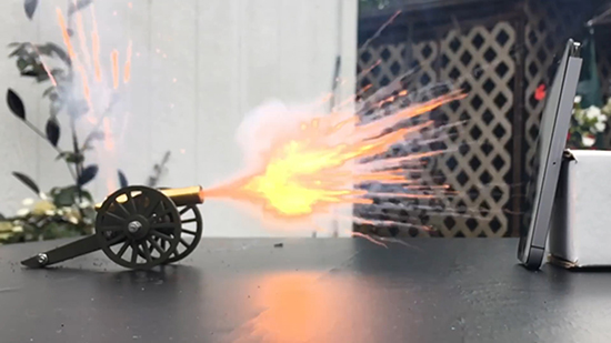 用加農炮轟iPhone SE屏幕 結果讓人驚呆了