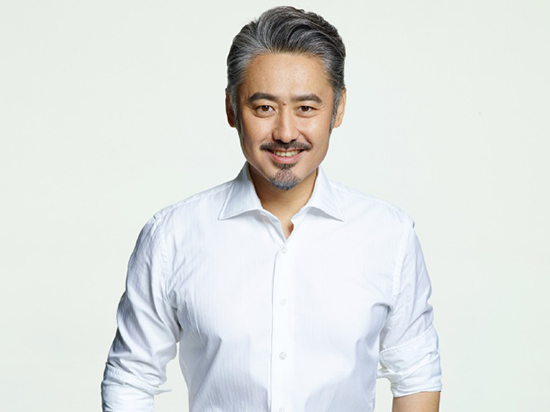 紅米手機(jī)代言人出爐 華為OPPO們?cè)趺纯?/></p><p>　　而小米今天正式公布了紅米手機(jī)的首位代言人，他就是“國(guó)民大叔”吳秀波！</p><p>　　小米表示吳秀波“以優(yōu)雅內(nèi)涵與溫暖氣質(zhì)，成為大眾心中“國(guó)民大叔”的不二之選。今后，吳秀波將與紅米手機(jī)品牌，一同見證億萬(wàn)用戶的信任。”</p><p>　　而按照小米的說法，紅米手機(jī)品牌將不知聘請(qǐng)一位代言人，未來還會(huì)陸續(xù)揭曉到底哪些明星會(huì)代言紅米。根據(jù)海報(bào)上的提示，除了已知的“國(guó)民大叔”，還有“國(guó)民偶像”、“國(guó)民女神”等等，不知道會(huì)是誰(shuí)呢？</p><p>　　從這次小米聘請(qǐng)代言人可以看出，小米的確開始有危機(jī)感了，一直在營(yíng)銷上投入甚少，以至于銷量已經(jīng)被華為、OPPO、vivo等狂砸廣告費(fèi)的廠商領(lǐng)先了。</p><p>　　看看華為都是動(dòng)不動(dòng)就請(qǐng)來梅西、“超人”和“黑寡婦”這樣的國(guó)際級(jí)明星當(dāng)代言人，實(shí)在高大上；而OPPO和vivo則請(qǐng)來年輕人喜愛的國(guó)內(nèi)外偶像代言，并輪流在電視廣告上轟炸，取得的營(yíng)銷效果也非常厲害。</p><p style=