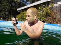 拿著iPhone 6s跳入黏液中浸泡 結果被噴慘了