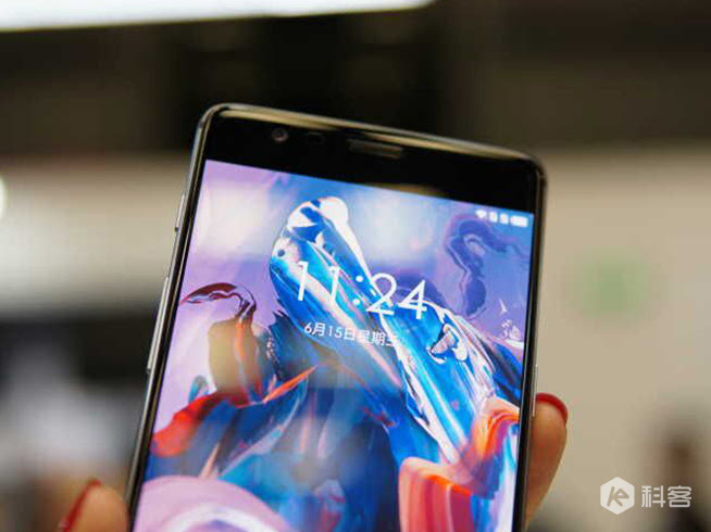 一加手機3現(xiàn)場圖賞：這手感摸過都說爽！