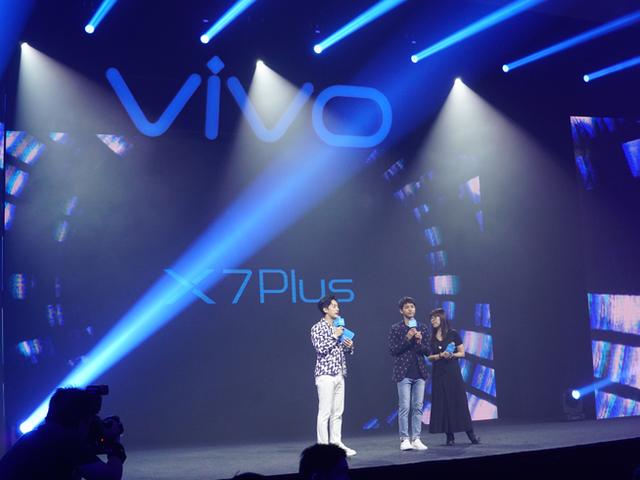 宋仲基終于現(xiàn)身 還帶來了vivo X7 Plus的售價(jià)