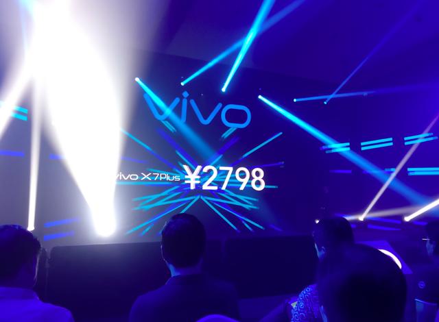 宋仲基終于現(xiàn)身 還帶來了vivo X7 Plus的售價(jià)