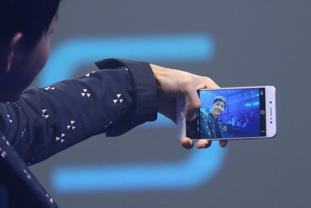 宋仲基終于現(xiàn)身 還帶來了vivo X7 Plus的售價(jià)