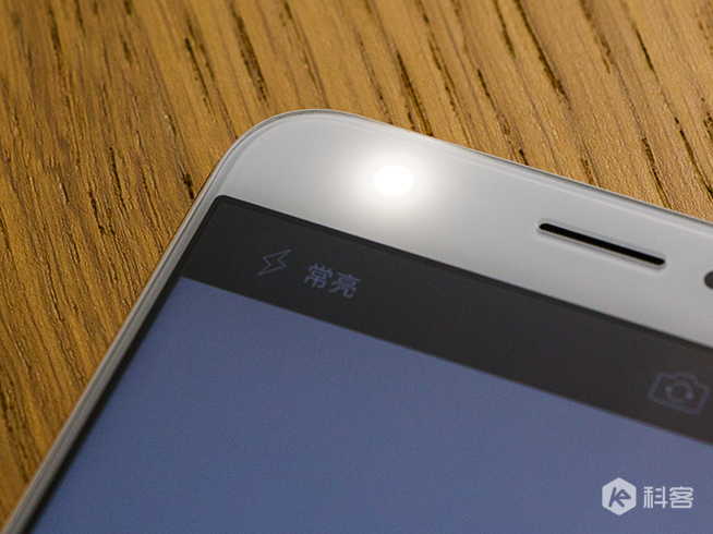 大內(nèi)存加大電量！360 N4S手機(jī)搶先評測