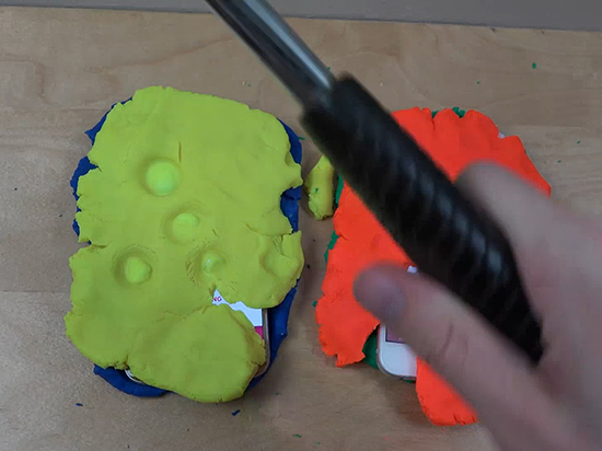 讓S7和iPhone 6s的屏幕掄鐵錘也砸不爛 他花了3塊錢