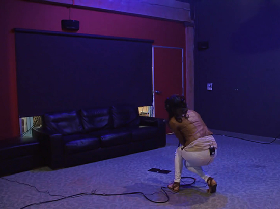 膽小者勿進？妹子用VR頭盔玩《鬼影實錄》被嚇到尖叫