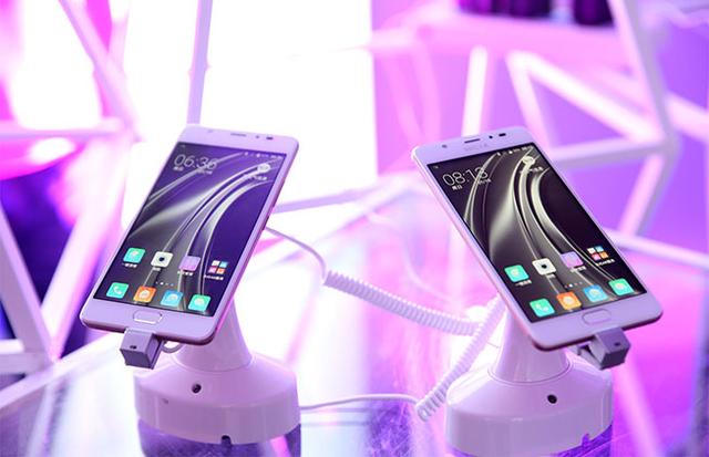 又見明星代言，SUGAR糖果時尚手機推新品F7