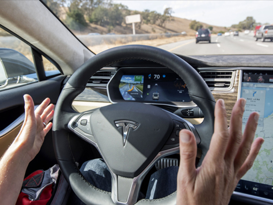 馬斯克：特斯拉自動駕駛沒問題 是你們不會開！