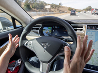 馬斯克：特斯拉自動駕駛沒問題 是你們不會開！