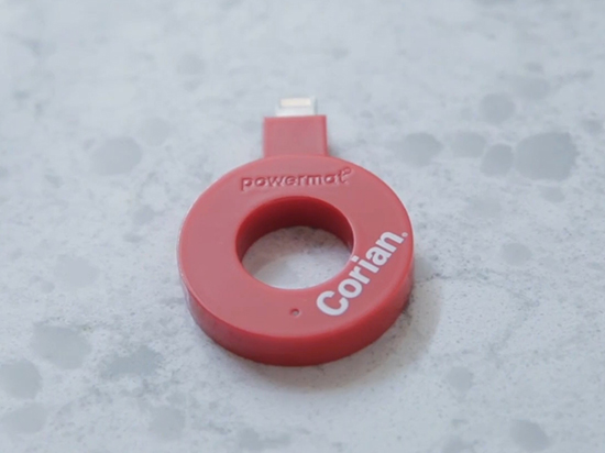 視頻:將手機(jī)放在桌面就能充電?這張桌子有點(diǎn)厲害