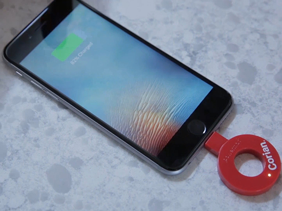 視頻:將手機(jī)放在桌面就能充電?這張桌子有點(diǎn)厲害