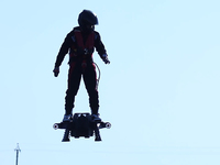 視頻：感覺(jué)爽翻了！這塊飛行滑板載人試飛成功了