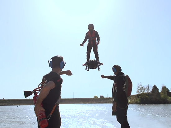 視頻：感覺(jué)爽翻了！這塊飛行滑板載人試飛成功了
