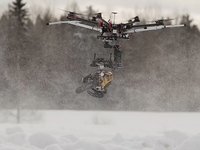 視頻：還在用無人機(jī)練航拍？牛逼的人已經(jīng)這樣玩了