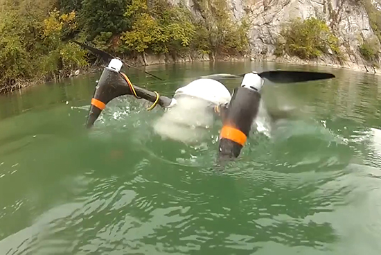 視頻：能飛天也能潛水！這架無人機有點強