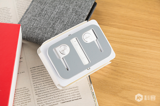 魅族EP51藍牙運動耳機白色版圖賞：純白跟你更配哦！
