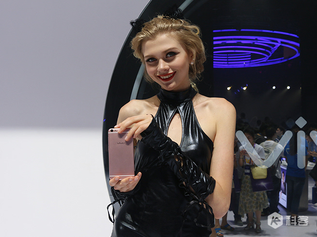 單看正面真是臉盲了，vivo X7/X7 Plus上手圖賞