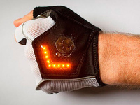 騎車轉(zhuǎn)彎很危險？戴上這款手套可保平安