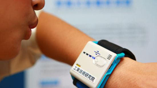 可穿戴酒測(cè)手表問世，開車前最好吹吹它