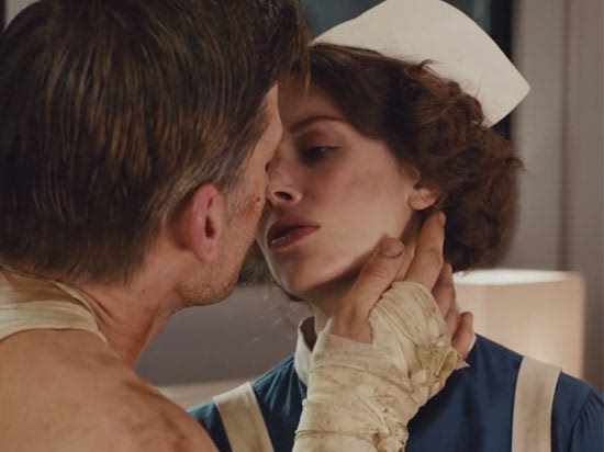 視頻：?jiǎn)紊砉飞鼽c(diǎn) 蘋果TV最新廣告激吻登場(chǎng)