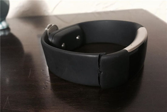 微軟二代手環(huán)又出大事，腕帶大面積開裂！