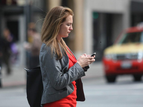 在美國邊走路邊看手機？以后可能要坐牢了