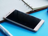 榮耀8證件照無(wú)驚喜，雙面玻璃+雙攝像頭