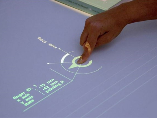 索尼黑科技投影儀:可以把桌面瞬間變成觸摸屏