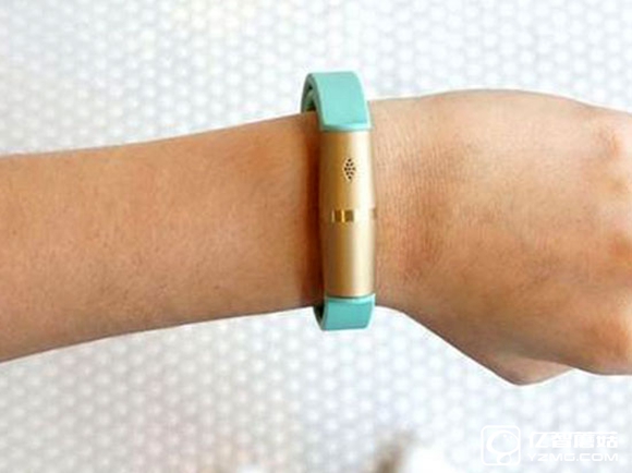 Fossil推健身追蹤器，可控制手機(jī)音樂和拍照