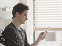 工作時(shí)老是彎腰駝背？Alex追蹤器叫你快快坐好