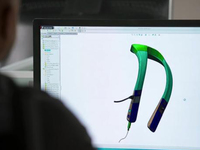 專為盲人設(shè)計(jì) 豐田也做可穿戴設(shè)備！