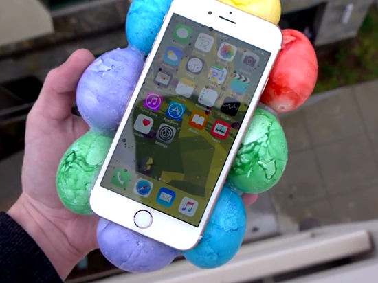 視頻：虐機新招 包裹彩蛋的iPhone 6s從天而降