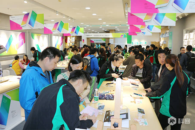 OPPO R9線下首發(fā)：1個(gè)店1小時(shí)賣出110臺(tái)