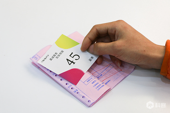 OPPO R9線下首發(fā)：1個(gè)店1小時(shí)賣出110臺(tái)